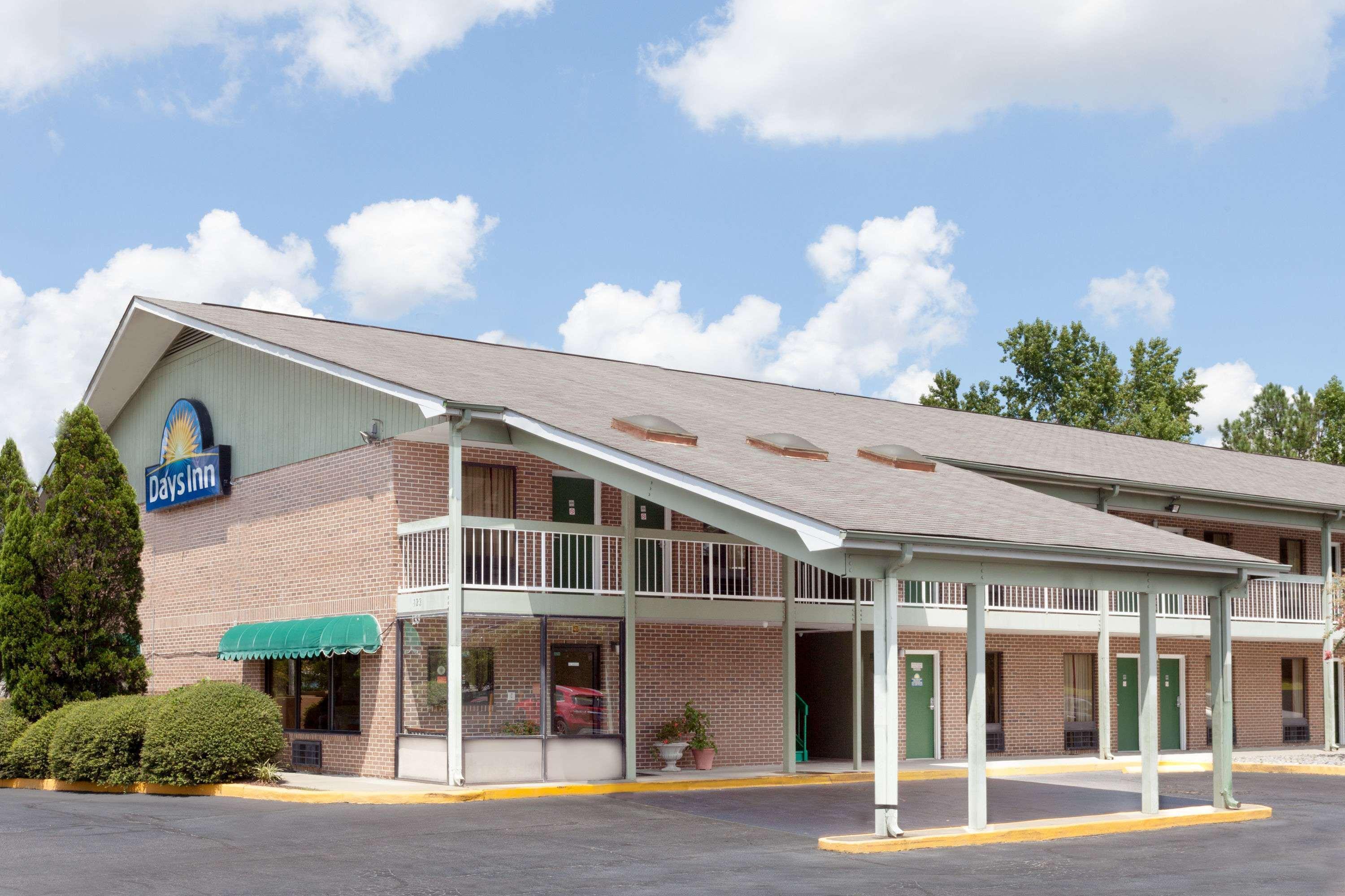Days Inn By Wyndham Columbia Ne Fort Jackson Exterior foto