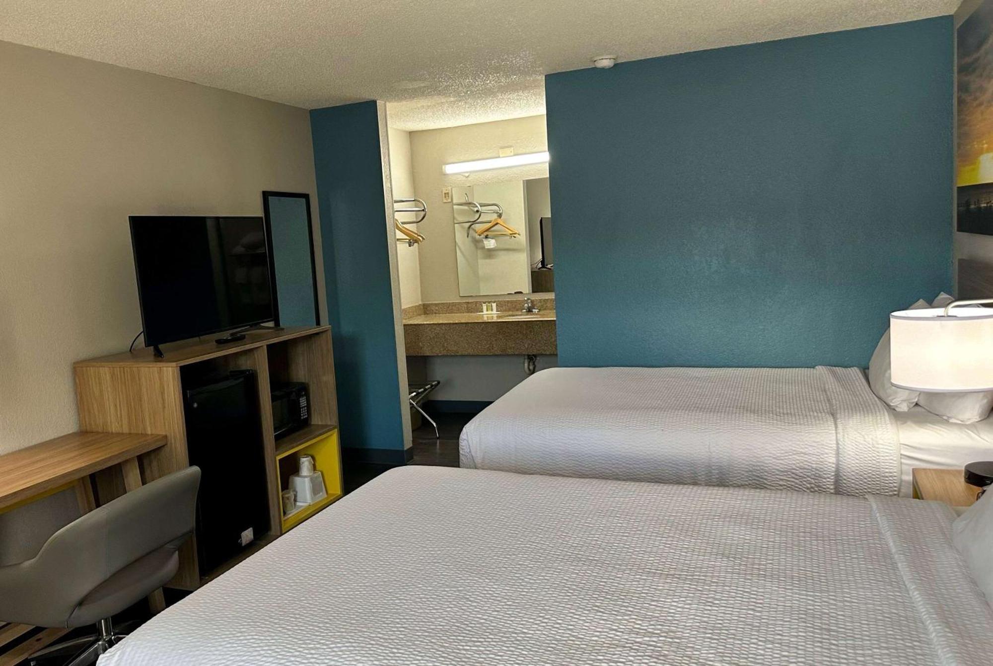 Days Inn By Wyndham Columbia Ne Fort Jackson Exterior foto