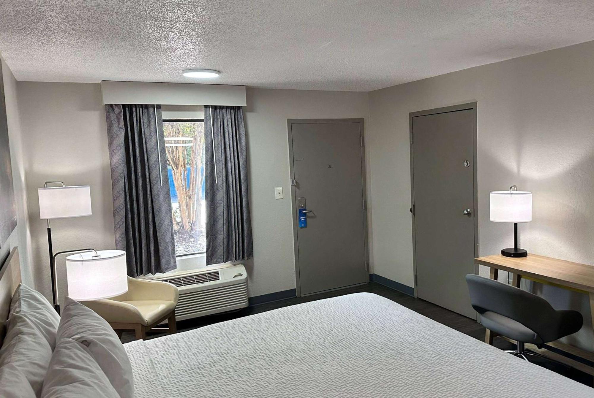 Days Inn By Wyndham Columbia Ne Fort Jackson Exterior foto