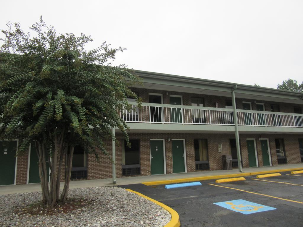 Days Inn By Wyndham Columbia Ne Fort Jackson Exterior foto
