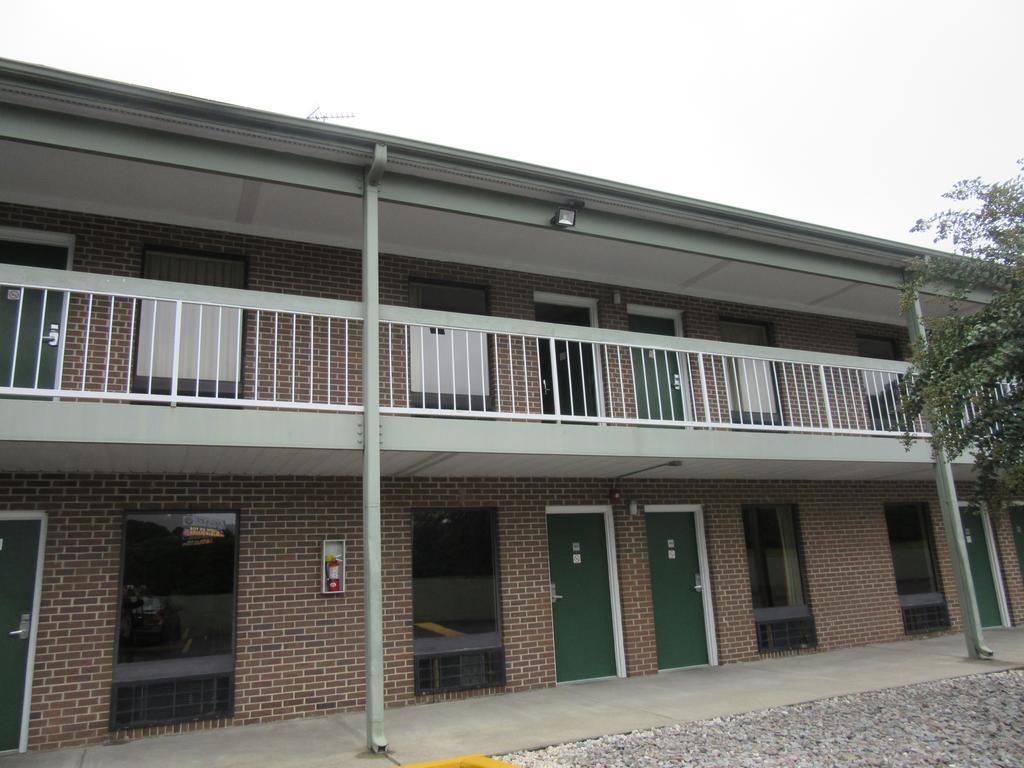 Days Inn By Wyndham Columbia Ne Fort Jackson Exterior foto
