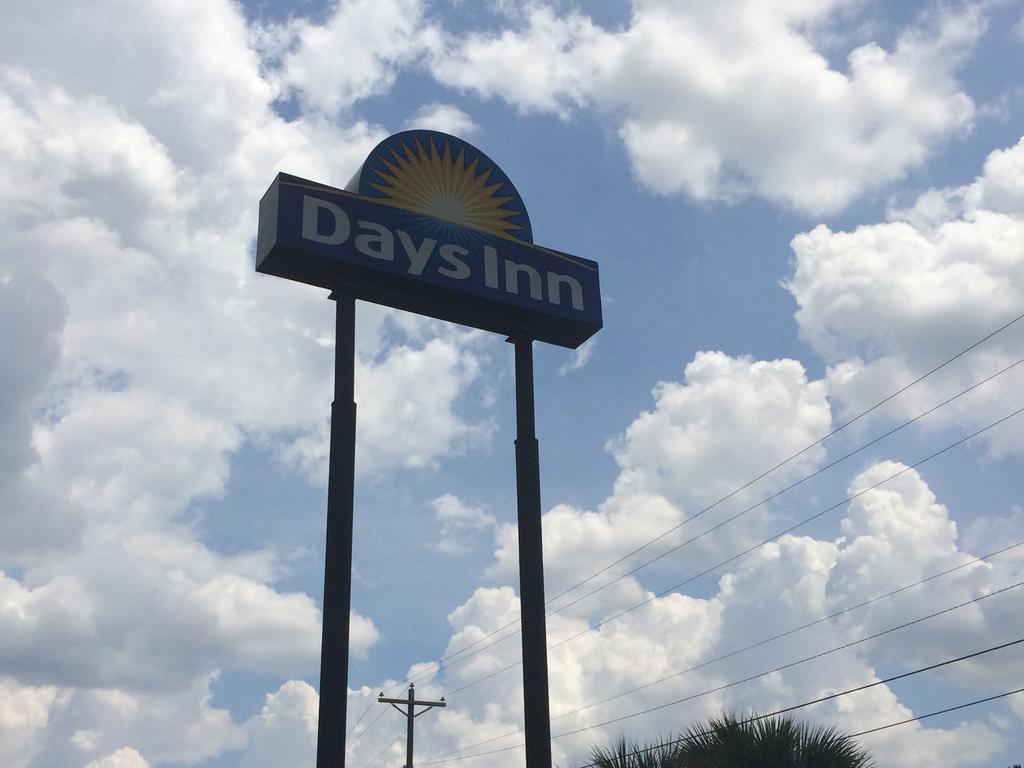 Days Inn By Wyndham Columbia Ne Fort Jackson Exterior foto
