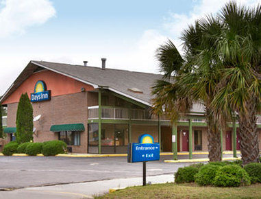 Days Inn By Wyndham Columbia Ne Fort Jackson Exterior foto